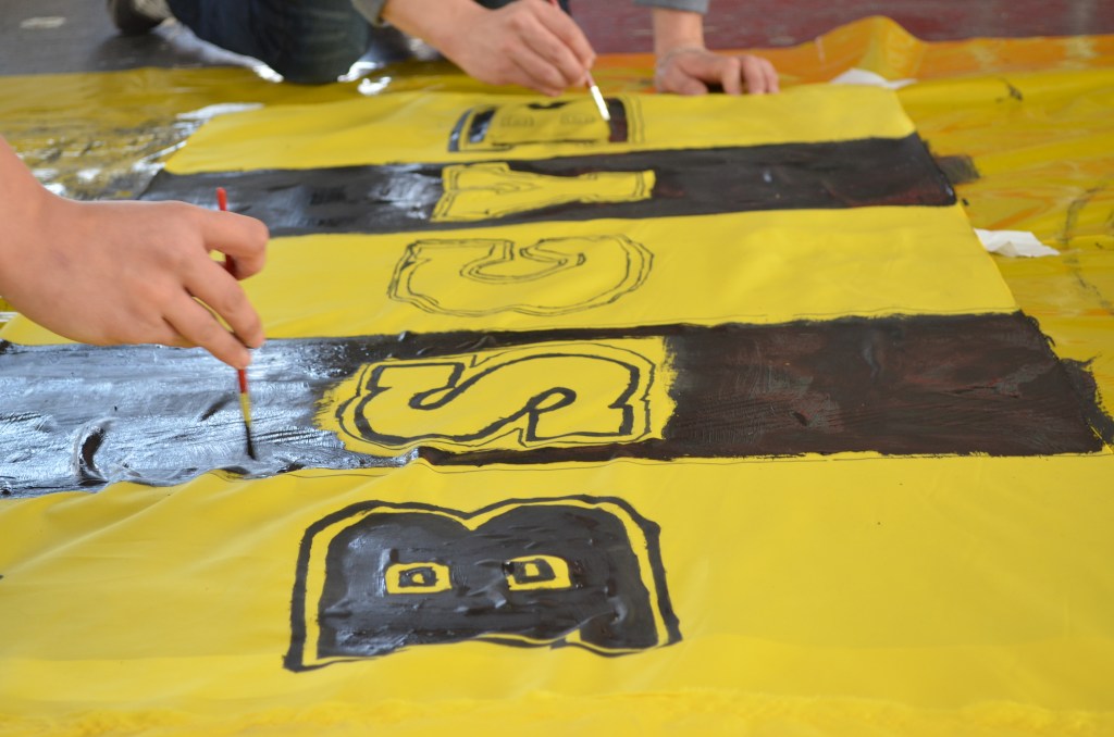 Impression an einem Fahnenbasteltag iim Stadion Wankdorf.